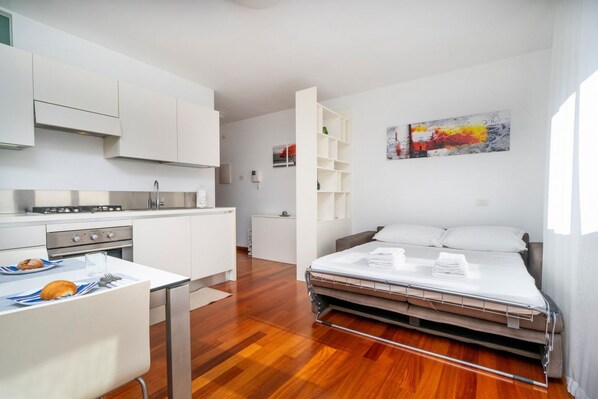 Iron/ironing board, WiFi, bed sheets