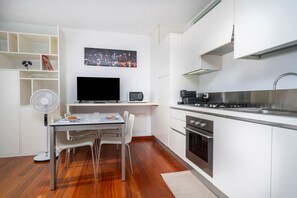 Frigorífico, microondas, horno y placa de cocina