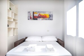 Tabla de planchar con plancha, wifi y ropa de cama