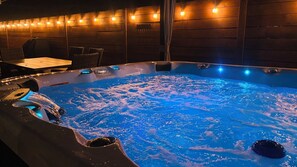 Outdoor spa tub - Spacious 5Bdr/5Bath in Downtown FW Stockyards TCU (Fort Worth)