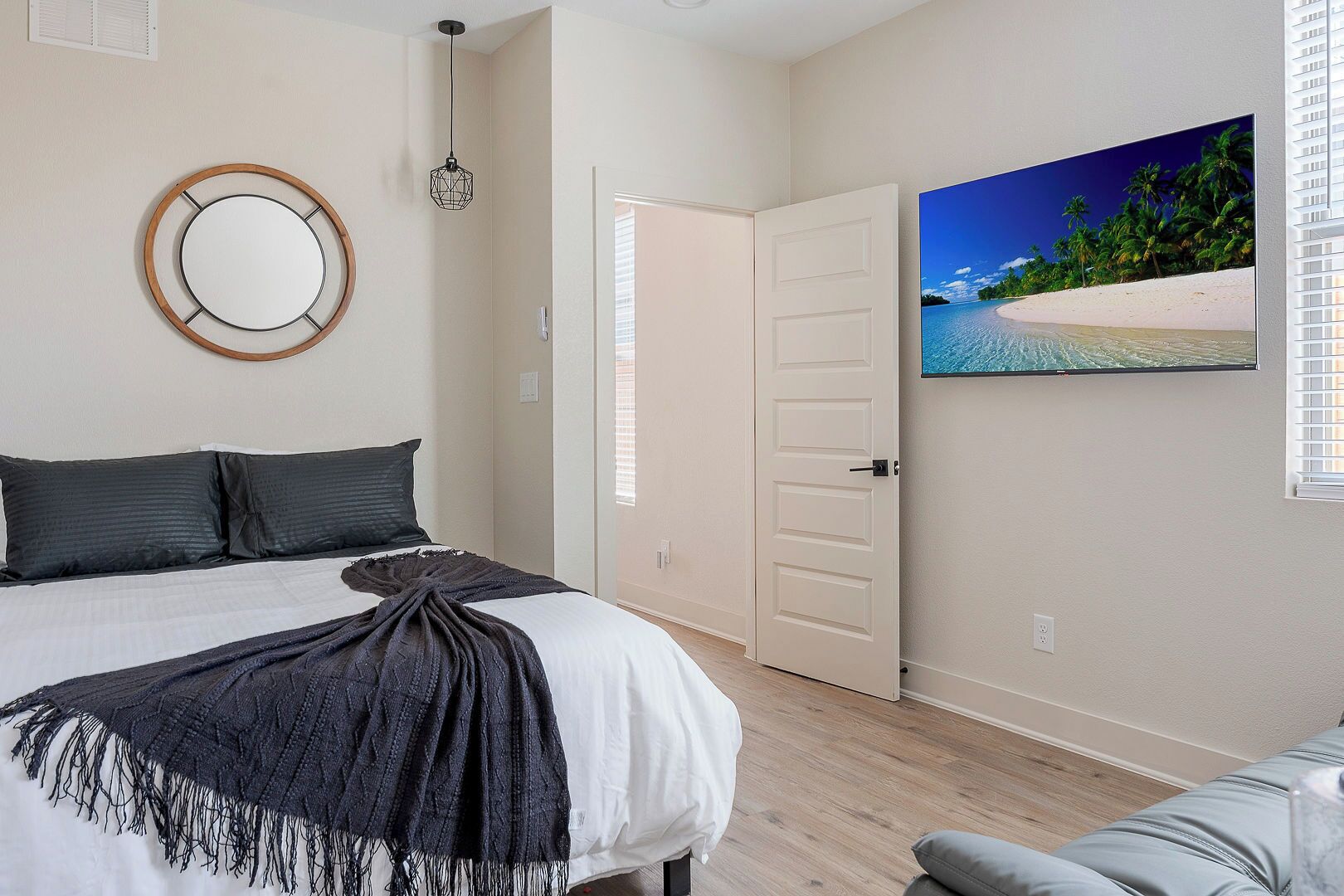 5 bedrooms, iron/ironing board, WiFi, bed sheets