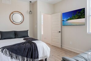 5 bedrooms, iron/ironing board, WiFi, bed sheets - Spacious 5Bdr/5Bath in Downtown FW Stockyards TCU (Fort Worth)