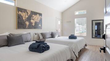5 bedrooms, iron/ironing board, WiFi, bed sheets