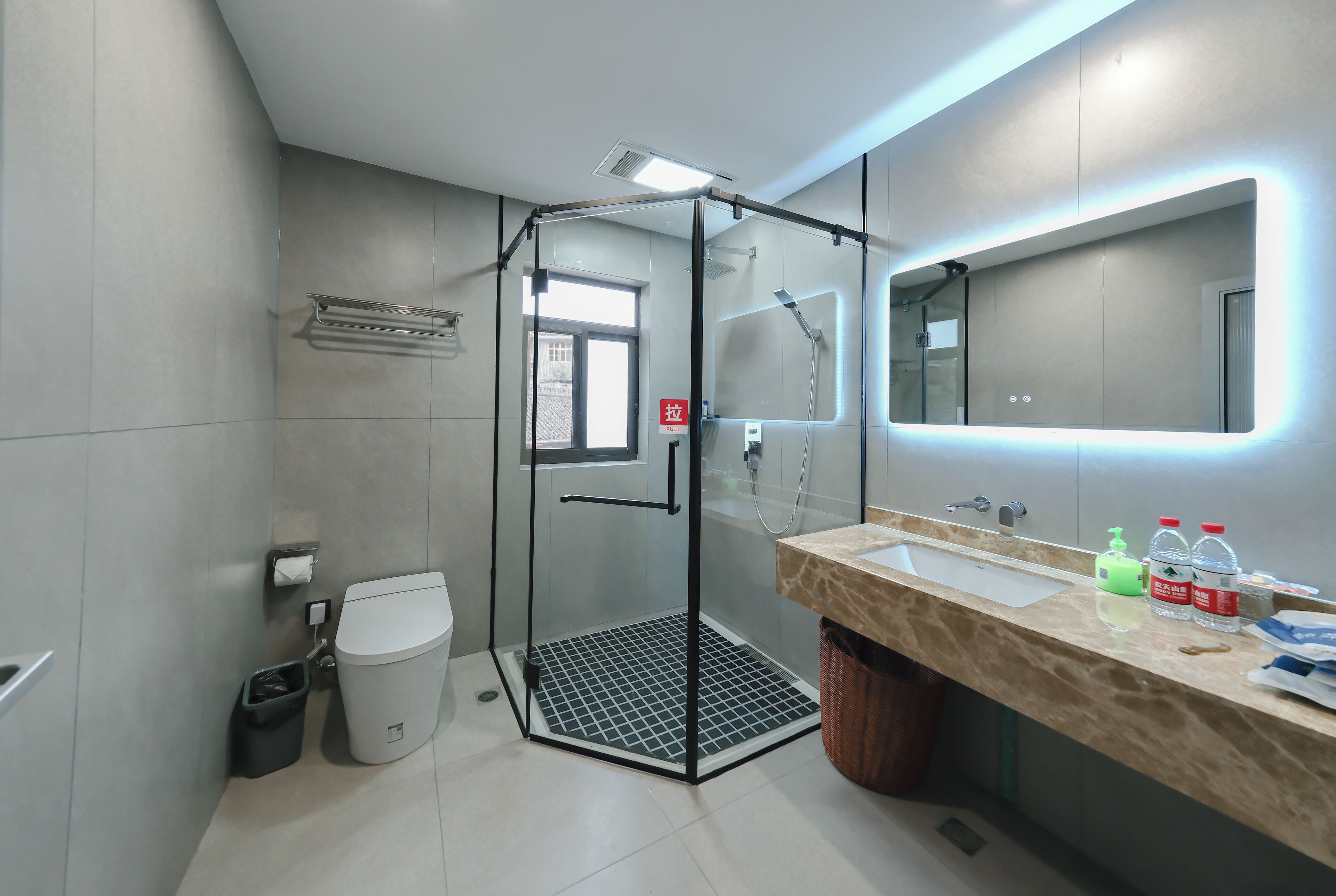 Articles de toilette écologiques, sèche-cheveux, serviettes fournies