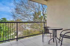 Outdoor dining - Bright 2-Bed with Private Balcony & Serene View (Kedron)