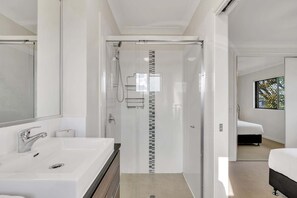 Douche, sèche-cheveux, serviettes fournies, shampoing