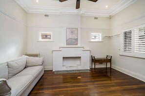 Televisión y oficina 