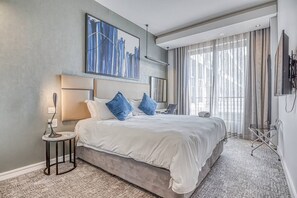 1 habitación, tabla de planchar con plancha y ropa de cama 