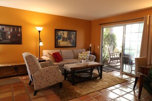 Smart TV, books - La Casita Du Relax - Cozy and Private Lower Level Unit at Mesquite Country Club (Palm Springs)