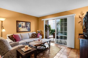 Smart TV, books - La Casita Du Relax - Cozy and Private Lower Level Unit at Mesquite Country Club (Palm Springs)