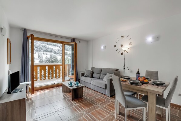 Flat-screen TV - Family-Friendly Andorra Accommodation (El Tarter)