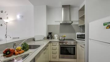 Apartamento familiar, varias habitaciones (Family-Friendly Andorra Accommodation) | Cocina privada | Frigorífico, microondas, horno y placa de cocina