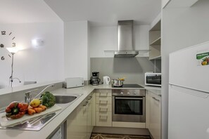 Apartamento familiar, varias habitaciones (Family-Friendly Andorra Accommodation) | Cocina privada | Frigorífico, microondas, horno y placa de cocina