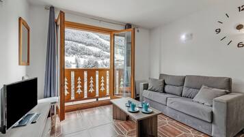 Familie appartement, 1 slaapkamer (Family-Friendly Andorra Accommodation) | Woonruimte | Flatscreentelevisie