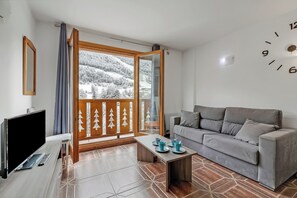 Flat-screen TV - Family-Friendly Andorra Accommodation (El Tarter)
