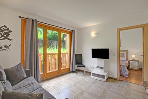 Flat-screen TV - El Tarter Mountain Ski Vacation Rental (El Tarter)