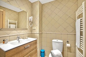 Shower, hair dryer, towels, soap - El Tarter Mountain Ski Vacation Rental (El Tarter)