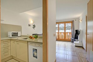 Fridge, microwave, oven, stovetop - El Tarter Mountain Ski Vacation Rental (El Tarter)