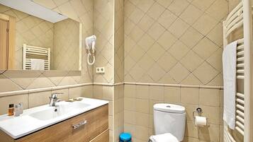 Een douche, een haardroger, handdoeken, zeep