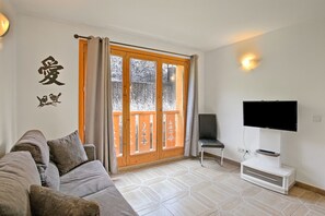 Flat-screen TV - El Tarter Mountain Ski Vacation Rental (El Tarter)