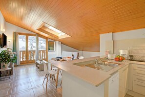 Fridge, microwave, oven, stovetop - Andorra Family Snow Apartment (El Tarter)