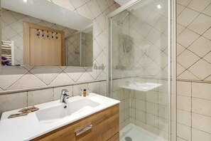 샤워 시설, 헤어드라이어, 타월, 비누