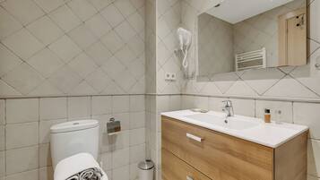 Standard Apartment, Multiple Bedrooms (El Tarter Ski Apartment for Families) | Bathroom | Shower, hair dryer, towels, soap