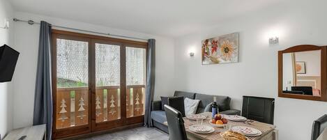 Standard Apartment, Multiple Bedrooms (El Tarter Ski Apartment for Families) | Dining room