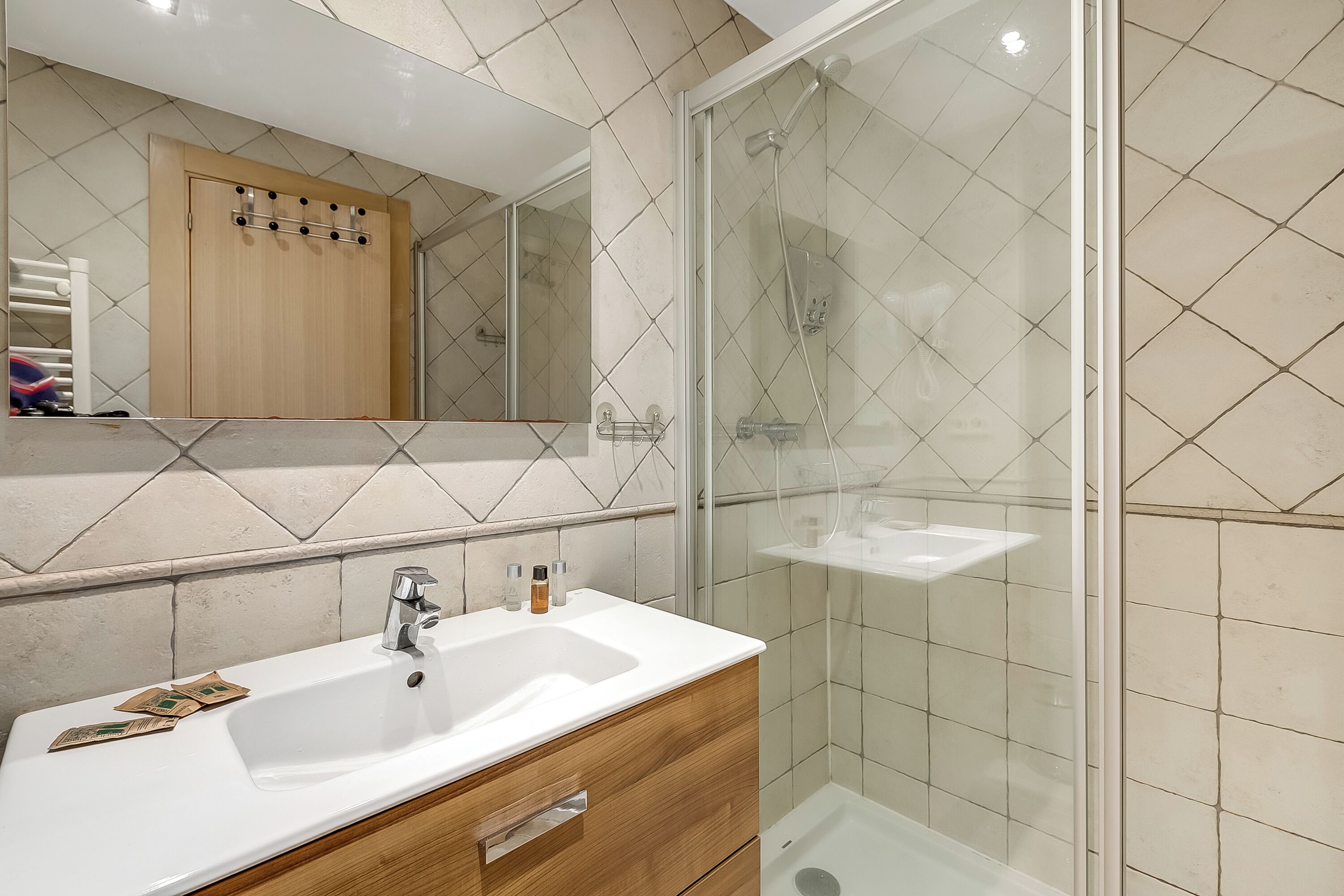 Een douche, een haardroger, handdoeken, zeep