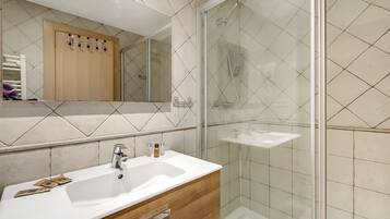 Een douche, een haardroger, handdoeken, zeep