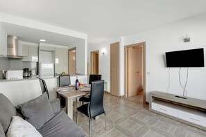 Apartamento estándar, varias habitaciones (El Tarter Ski Apartment for Families) | Zona de estar | Una televisión de pantalla plana