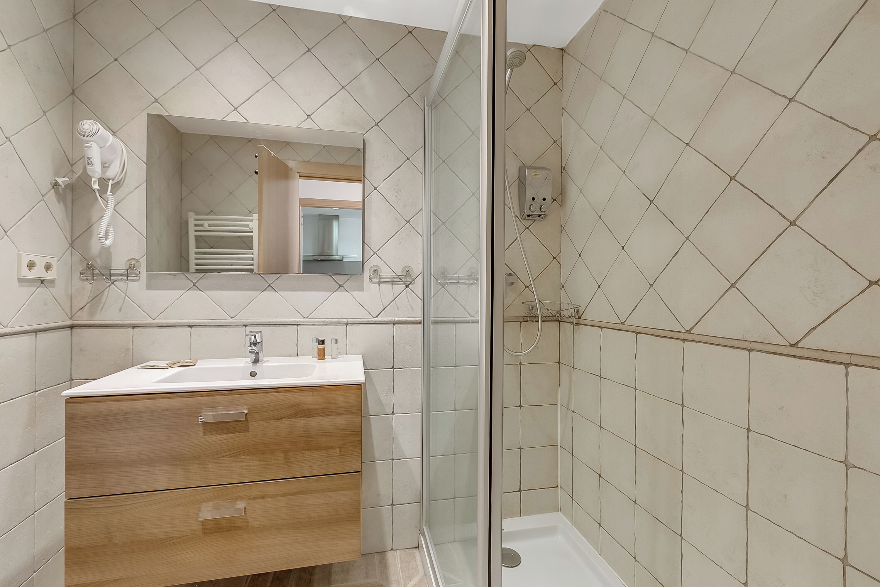 Apartamento estándar, varias habitaciones (El Tarter Ski Apartment for Families) | Baño | Ducha, secador de pelo, toallas y jabón