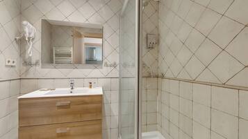 Apartamento estándar, varias habitaciones (El Tarter Ski Apartment for Families) | Baño | Ducha, secador de pelo, toallas y jabón