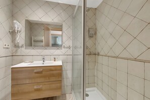 Apartamento estándar, varias habitaciones (El Tarter Ski Apartment for Families) | Baño | Ducha, secador de pelo, toallas y jabón