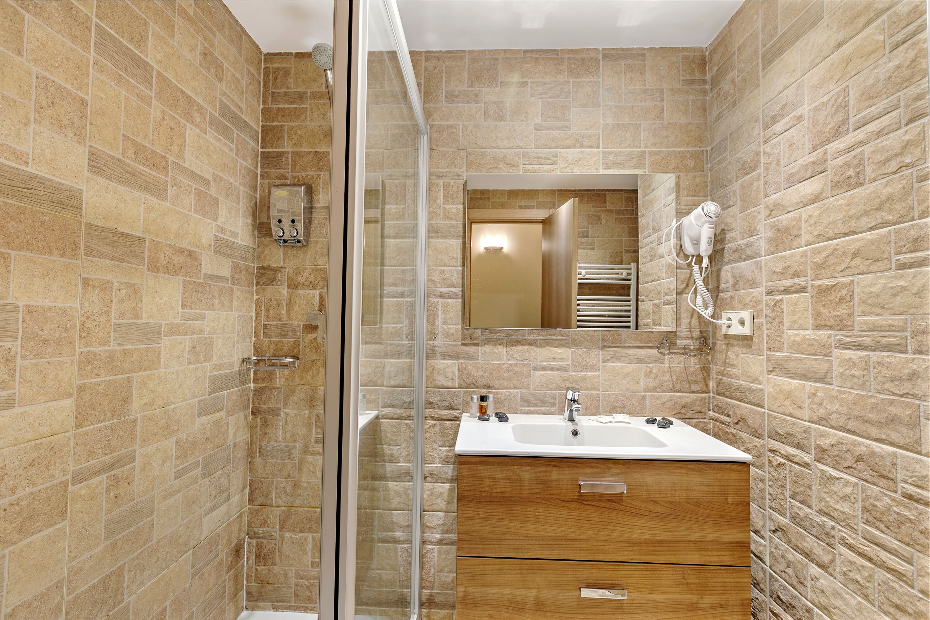 Dusche, Haartrockner, Handtücher, Seife