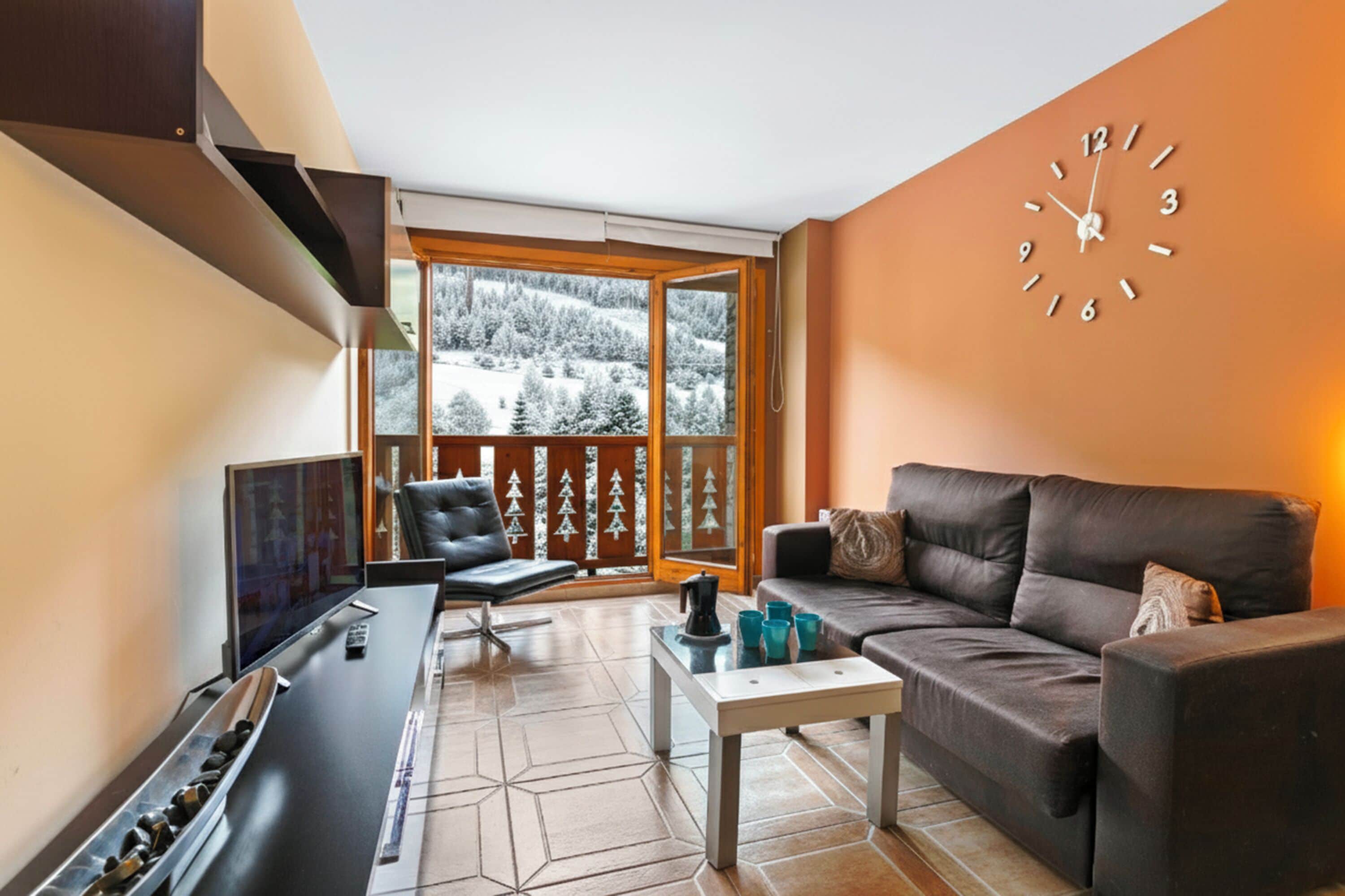 패밀리 아파트, 침실 여러 개 (Andorra Mountain Accommodation) | 거실 공간 | 평면 TV