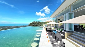 Una piscina al aire libre, cabañas de piscina gratuitas, sombrillas