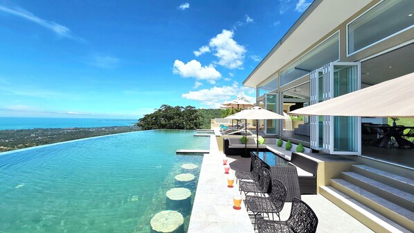 Piscine extérieure, cabanons gratuits, parasols de plage