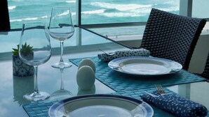 Mesa para dos con vista al océano.