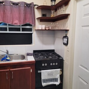 Microondas, horno y placa de cocina