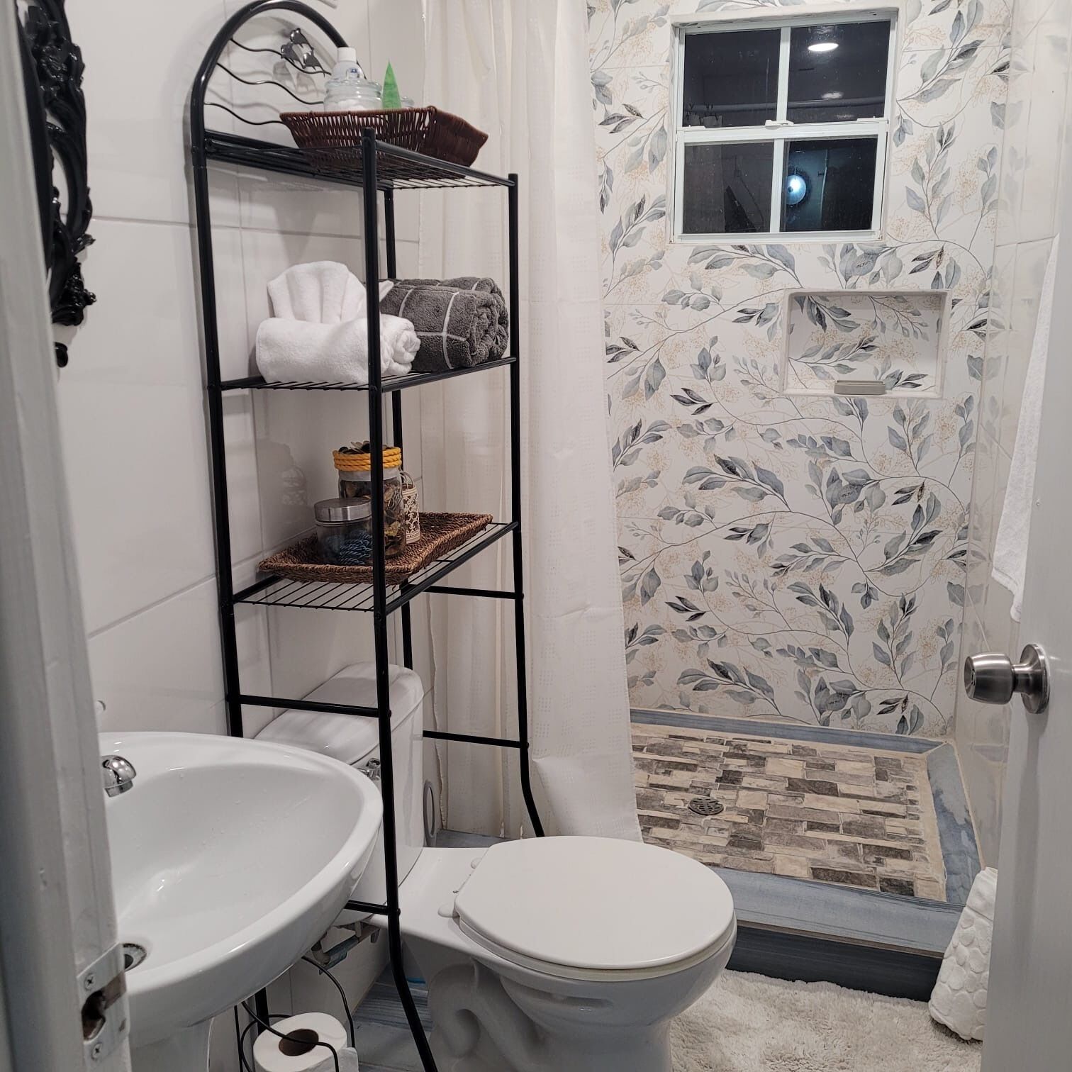 Shower, hair dryer, bidet, towels