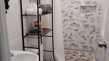 Shower, hair dryer, bidet, towels
