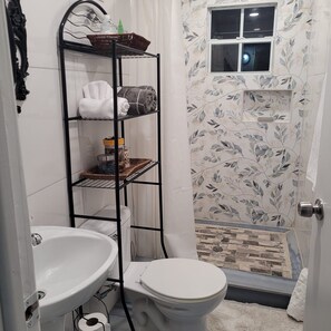Doccia, asciugacapelli, bidet, asciugamani