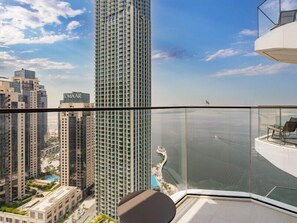 Room amenity - Elegant 1BR in Address Habour Point (Dubai)