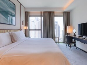 Room amenity - Elegant 1BR in Address Habour Point (Dubai)