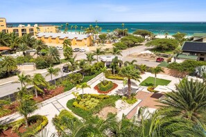 Property grounds - Poolside Eagle Beach Condo at Le Vent 107 by Bocobay (Noord)