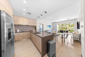 Interior - Poolside Eagle Beach Condo at Le Vent 107 by Bocobay (Noord)