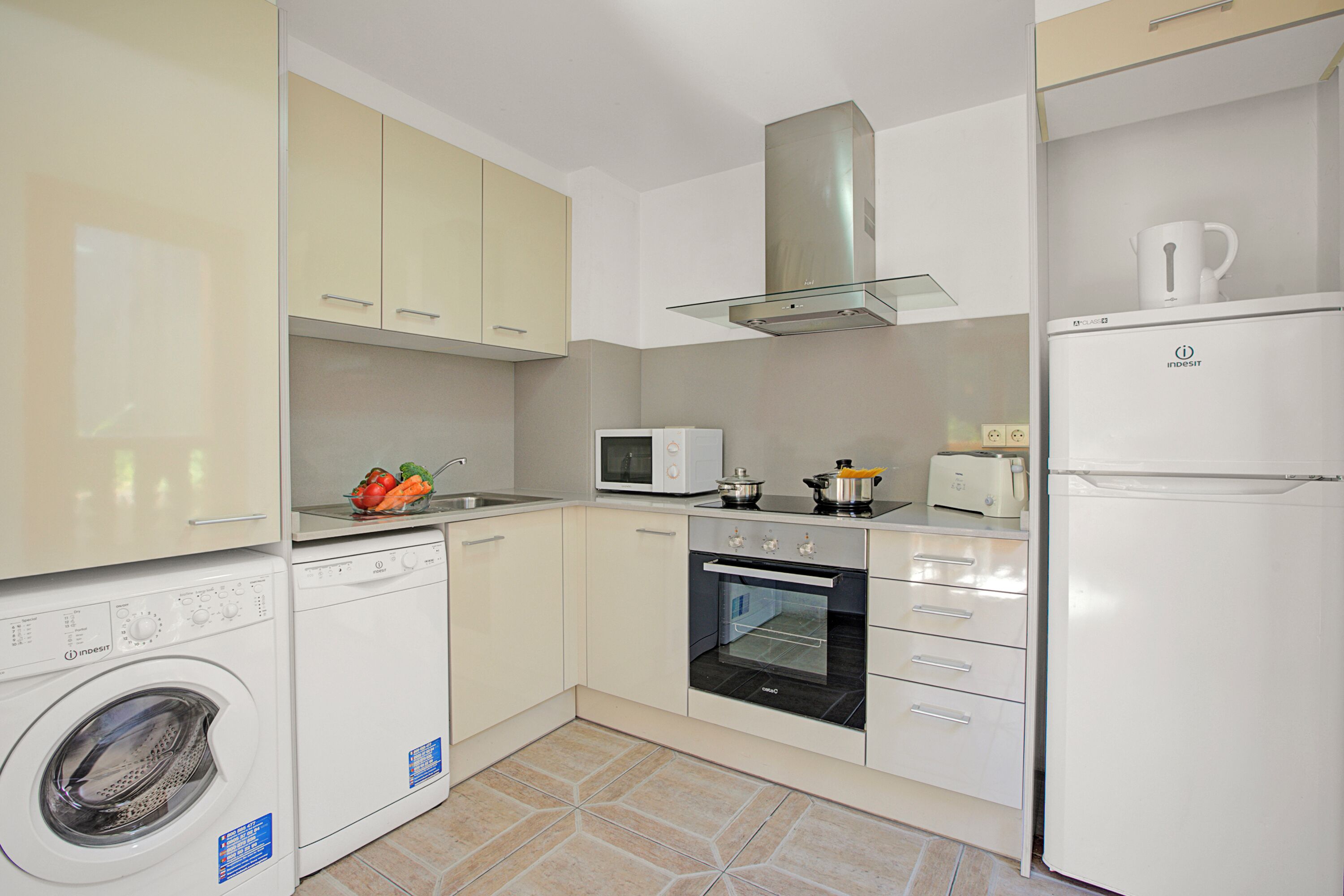 Geladeira, micro-ondas, fogão, cooktop