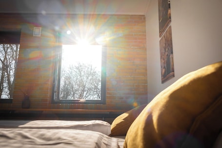 Ropa de cama de alta calidad, escritorio y cortinas blackout . Hotel Svanegården