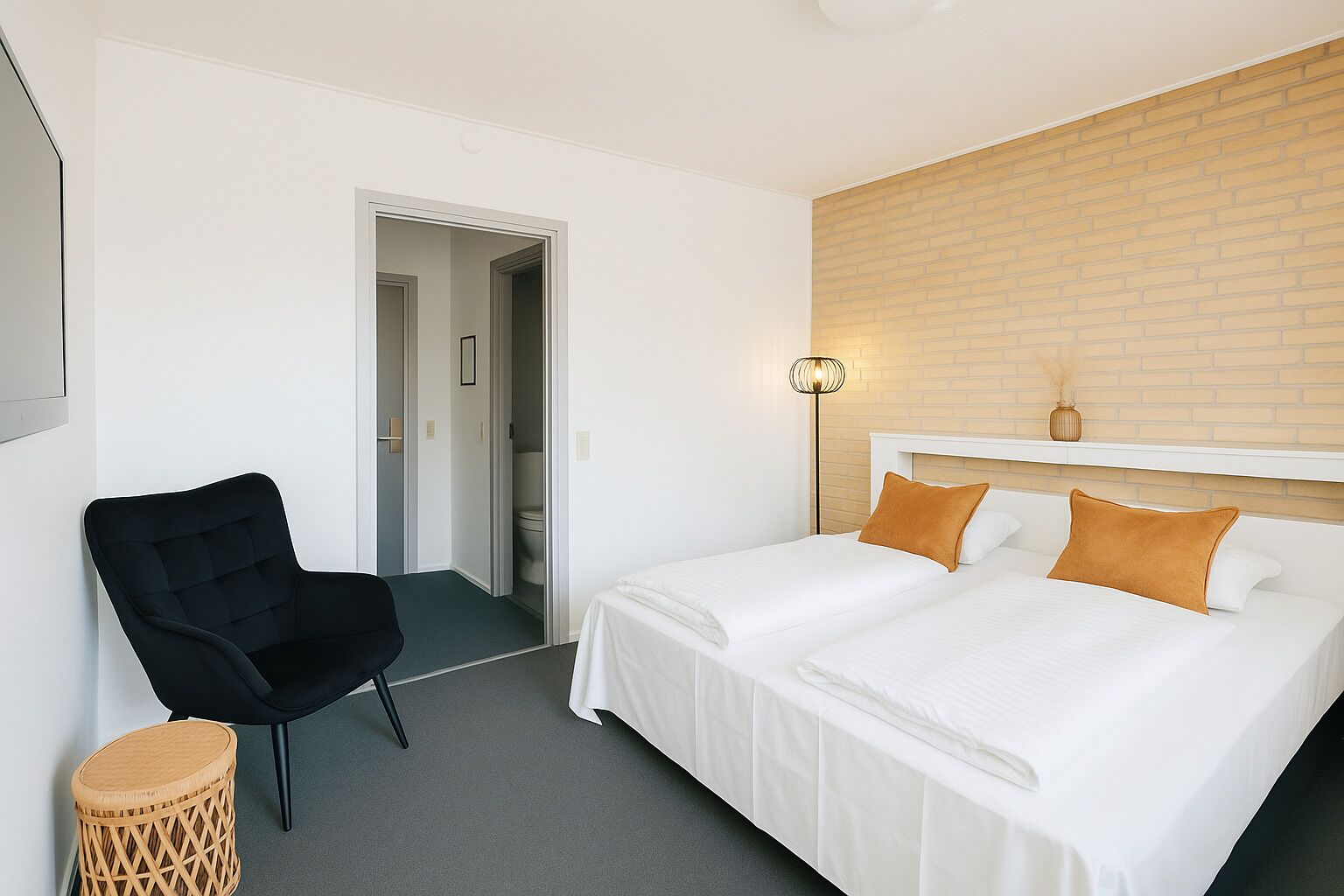 ダブルルーム | 高級寝具、デスク、遮光カーテン、WiFi (無料)